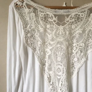  - Söt top med öppen spetsrygg från Gina Tricot! Passar otroligt bra till kort eller uppsatt hår! Väl använd men helt utan skavanker. Kan tänka mig att den även passar till en S!