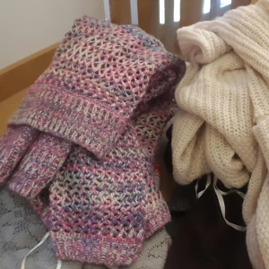  - klädpaket 10 st plagg. tröjor och koftor.
bra skick knappt använda.
avhämtning Ok.
frakt tillkommer.