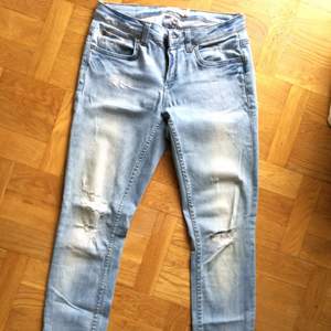 Aldrig använda ljusa slitna jeans från Gina Tricot storlek 29/30