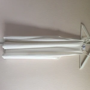  - Vit klänning från Zara i nyskick. A-formad med halterneck. 