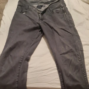  - wrangler jeans  finns i Stockholm  Sundbyberg ok till avhämtning 