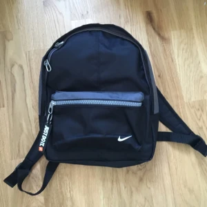 - Liten och snygg 90s inspirerad ryggsäck från Nike! I fint skick!!!🙌🏼❤️❤️✨