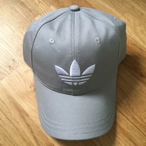  - Snygg keps från Adidas, grå med vit broderad logga. Helt ny med lapp kvar :) 💕💕🙌🏼