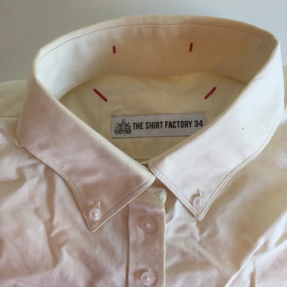Ljusgul skjorta från The Shirt Factory stl 34
Slim Fit 
100% bomull
Finns i Stockholm . Skjortor.