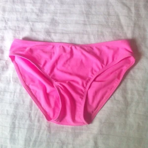  - Helt nya rosa bikinitrosor i storlek S. Trosskyddet sitter fortfarande kvar också! Köpare betalar frakt.