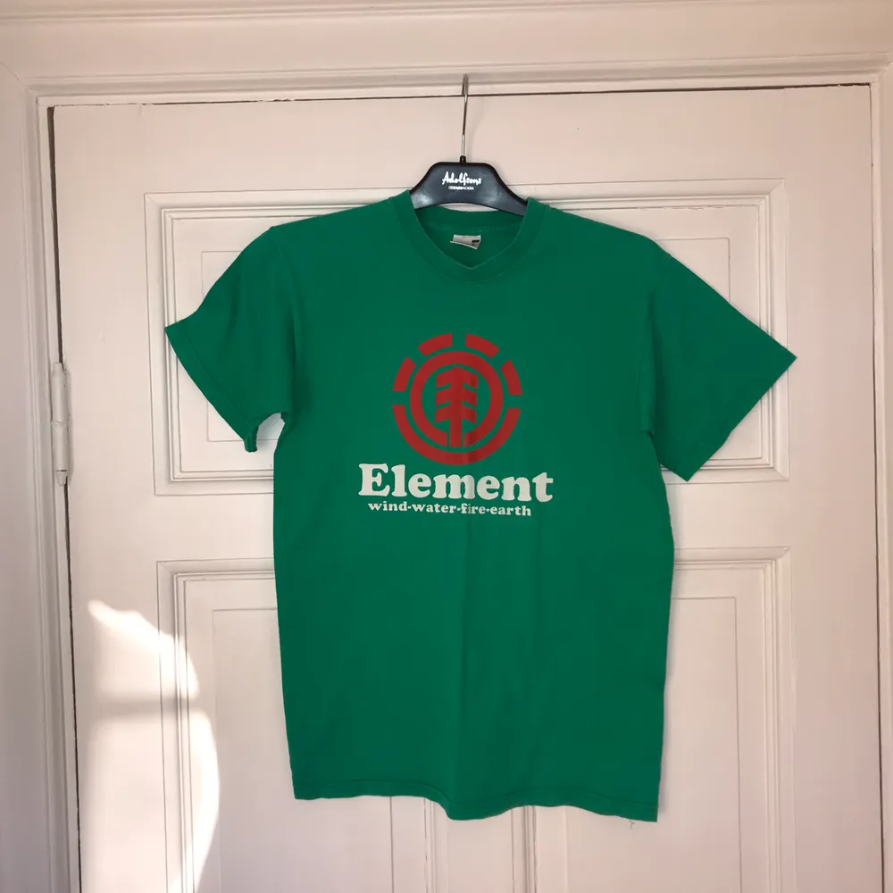En grön T-shirt från skatemärket Element, fake. Hör av er vid frågor om passform, mått osv.. T-shirts.