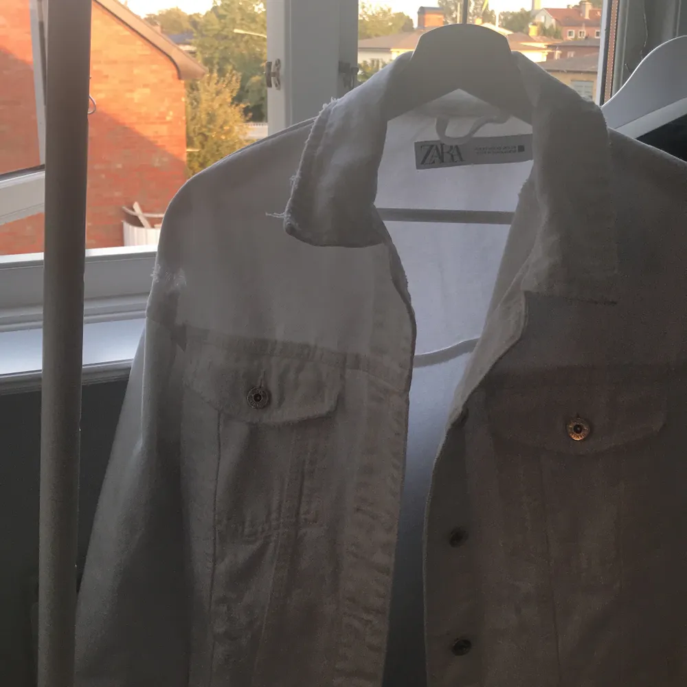 Säljer denna vita oversized jeans jackan ifrån zara! Helt ny och ny pris är 500 kr. Den är i storlek xs men en l kan också ha den! 💖. Jackor.
