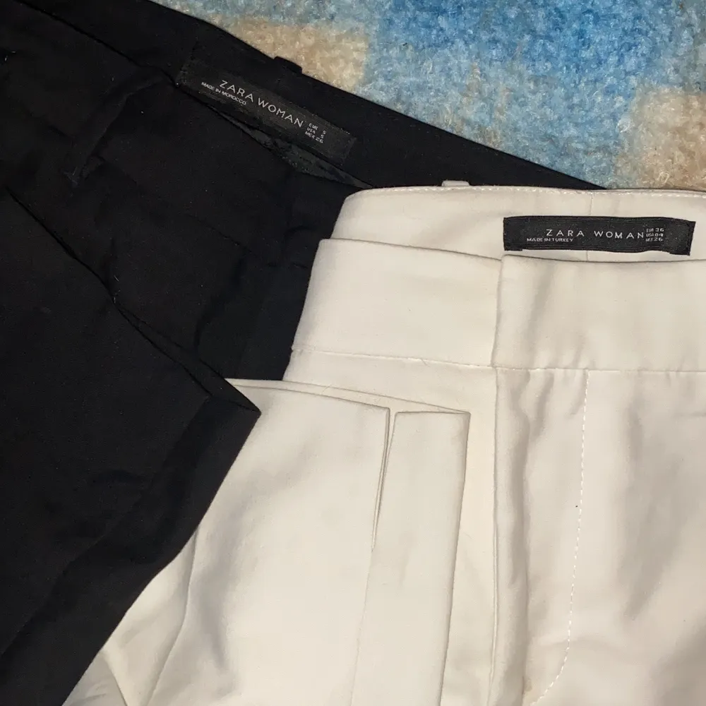 Ett par vita och ett par svarta kostymbyxor från Zara! Jättebra skick men de vita har en fläck på gylfen som säkert går bort i tvätten! Jättebra skick 1st för 150 2st för 250. Jeans & Byxor.