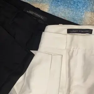 Ett par vita och ett par svarta kostymbyxor från Zara! Jättebra skick men de vita har en fläck på gylfen som säkert går bort i tvätten! Jättebra skick 1st för 150 2st för 250