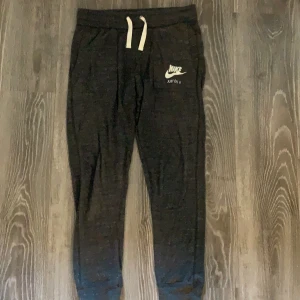 Mjukisar Nike - Fina mjukisbyxor från Nike. Oanvända och då i bra skick. Köparen står för frakten. Fraktar endast.