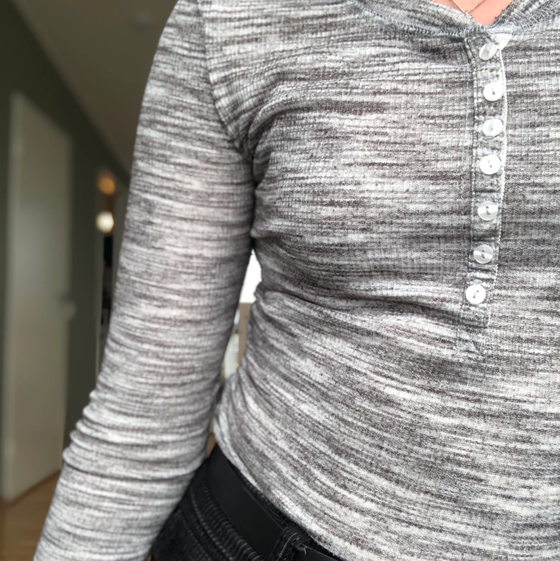 Tajt ribbad topp i strl 34 (passar 32 också) - 91