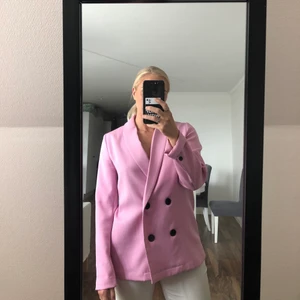Na-Kd kavaj - En fin rosa kavaj som har en lös passform. Från na-kd