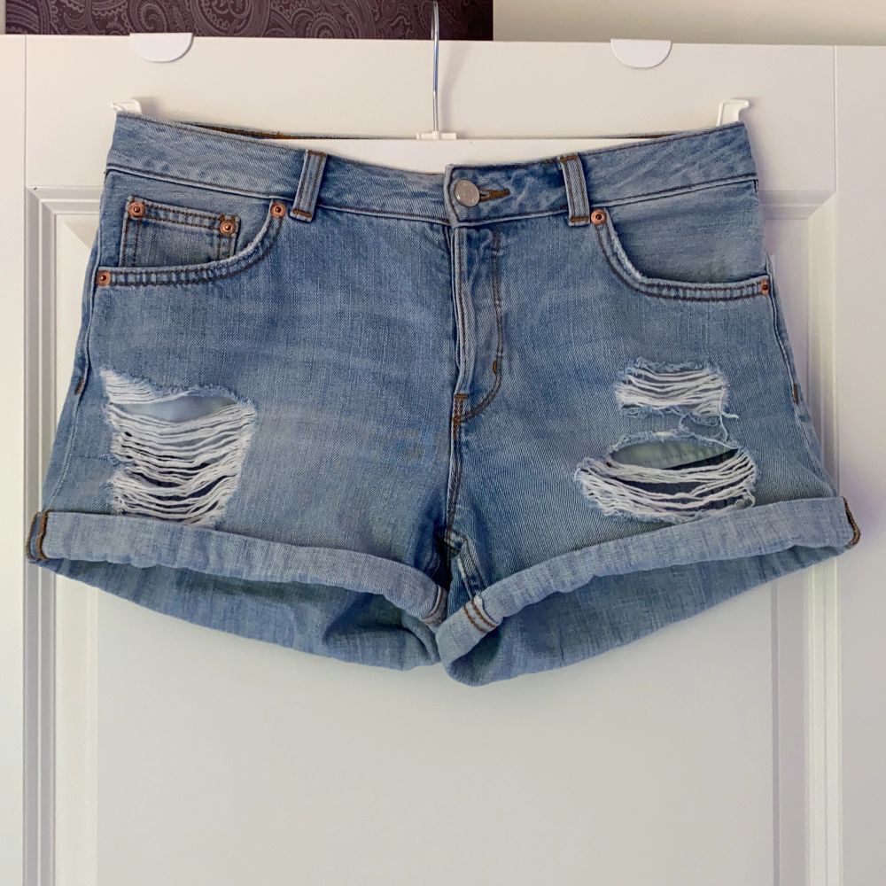Ett par jeansshorts från Monki i storlek 27, med knappar istället för dragkedja🤍. Shorts.