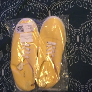 Ljusgula sneakers - Ett par jättesnygga ljusgula sneakers, ifrån hm divided i strlk 40. Har aldrig öppnat förpackn eller provats på. Skriv privat om du vill ha bilder på skorna utanför förpackningen. Frakten är en del av priset. Pris går att diskutera vid snabbt köp:)