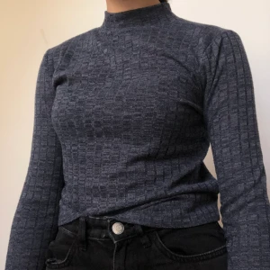 Gråblå ribbad tröja - Fin tight gråblå tröja som inte kommer till användning. Sitter jätte bekvämt!