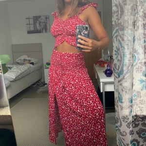 Rött set - Röd kjol det från shein aldrig burits förr. Frakt tillkommer