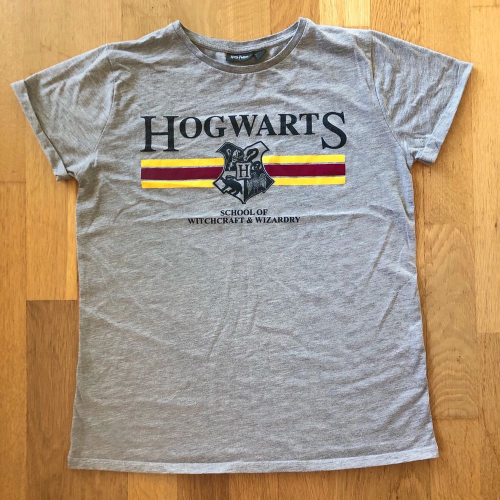 Harry Potter t-shirt stl.S. Tar swish och det är fri frakt😊. Skriv till mig vid intresse eller frågor. . T-shirts.