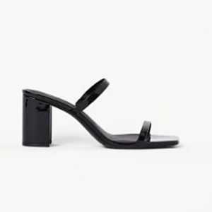 Slip-in sandaletter - Högklackade sandaletter från H&M. Den är blanksvarta och otroligt bekväma. Säljes på grund av att dem inte kommer till användning. Storlek 41 men passar mig som har 39/40 utmärkt. Använd 1 gång. 150kr inkl frakt på 79kr. Kontakta mig om du vill ha mer bilder 😊