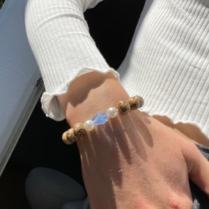 Handgjort armband  - Handgjort armband med marmorerade pärlor och en dekorsten🌟 Finare pärlor, därav det lite dyrare priset💗 30kr + 9kr frakt   Fler billiga smycken finns på min sida💗