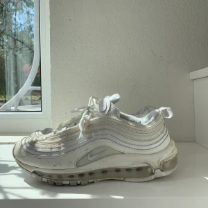 Vita Nike Air Max 97  - Säljer mina vita Nike Air Max 97 stl 39 men är små i stoleken. 400 kr
