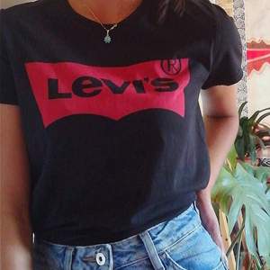 Snygg Levi's t-shirt, helt ny med prislapp kvar, unisex. Är lite större i passformen vilket jag tycker är snyggt. Skriv vid intresse samt frågor:)  pris:150kr+frakt