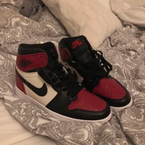 Jordans - Återupptar försäljningen av mina air Jordans, fick de i present i julas och har ej kartong eller kvitto tyvärr. Helt oanvända! De är strl 39 men ganska små i storleken, skulle passa 37-38. Buda i kommentarerna. Fraktar eller möts i Sthlm 