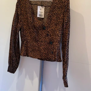 Leopard blus  - Super fin blus. Aldrig använd & prislappen finns kvar. Storlek - S men passar även XS då den är liten i storlek.