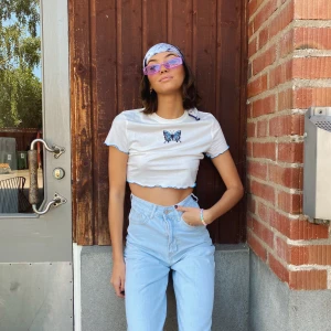 T- shirt  - En söt tröja med blå detaljer och en fjäril. Råkade beställa två stycken så tänkte göra mig av med den ena. Högsta bud vinner 💙