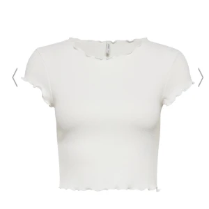 Vit topp/t shirt - Vit topp från Only i storlek L men passar även M, frakt 30kr