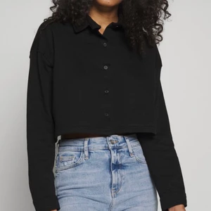 Missguided croped top - Superfin tröja som inte är änvänd (prislappen är kvar). Köpte den på zalando för 251 kr. Fick hem den och den var helt enkelt inte min stil. Skicket är 5/5. Frakt tillkommer💕