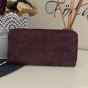 Plånbok  - Jättefin plånbok i färgen vinröd/lila med guld detaljer. Knappt använd, frakt tillkommer 💕