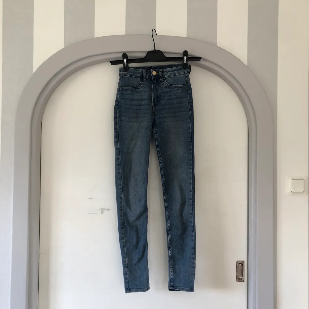 Fina högmidjade jeans från H&M i stretchig material. Färgen är som på första bilden. Nya kostade de 199kr. Köparen betalar frakt☺️. Jeans & Byxor.