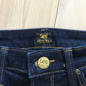 Ett par bootcut jeans ifrån märket ”Lee”. Det som står på är ”W27 L31” men skulle säga att dem passar XS/S