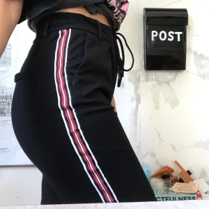 Byxor  - Sköna kostymbyxor ish men i stretchigare material. Använda max 10 gånger. Köparen står för frakt, kan också mötas upp💕