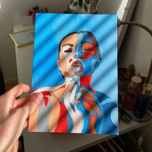 Handmålad tavla - Handmålad tavla på en tjej med olika färger som går in i varandra💗  Tavlans storlek är 22x16 cm och är målad på en hård canvas Tavlan tog ungefär 4 timmar att måla 80kr