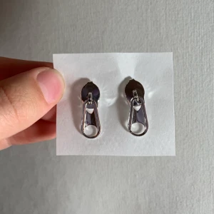 Blixtlås örhängen  - Köpte för längesen men de har aldrig blivit använda. 