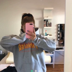 Thrasher hoodie - Ska nu sälja min superfina thrasher hoodie, den har inga fläckar och är i jättebra skick.  Frakten är 88kr Bud startar på 300kr eller köp direkt för 350 💕💕OBS INTE MINA BILDER! 