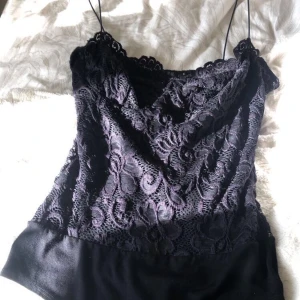 Spetsbody - Jätte fin svart spetsbody från Nelly. Aldrig använd tyvärr då jag inte känner mig så bekväm i den och aldrig fått chansen att använda den riktigt. -köparen står själv för frakten-
