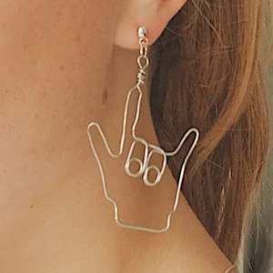 rockörhänge - supernsygga rockteckenörhängen! görs på beställning 🥰 kolla gärna in min instagram @elsgjewelry 🤩