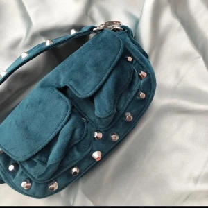 Unlimit väska - Säljer min unlimit bag ifrån deras velvet collection förra våren✨ Sparsamt använd, säljer pga att den inte kommit till användning på ett tag💕 