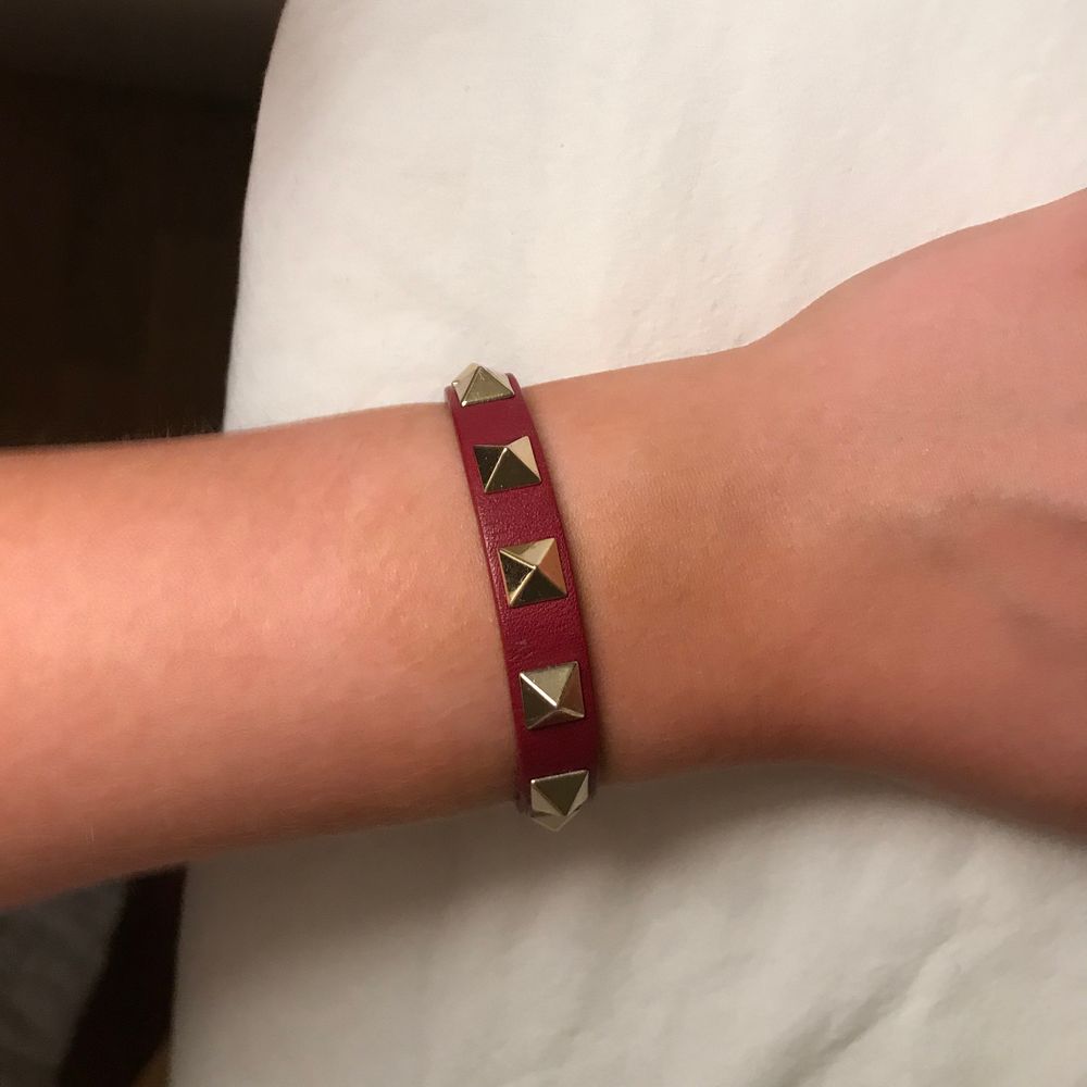Rött Valentino armband | Plick Second Hand