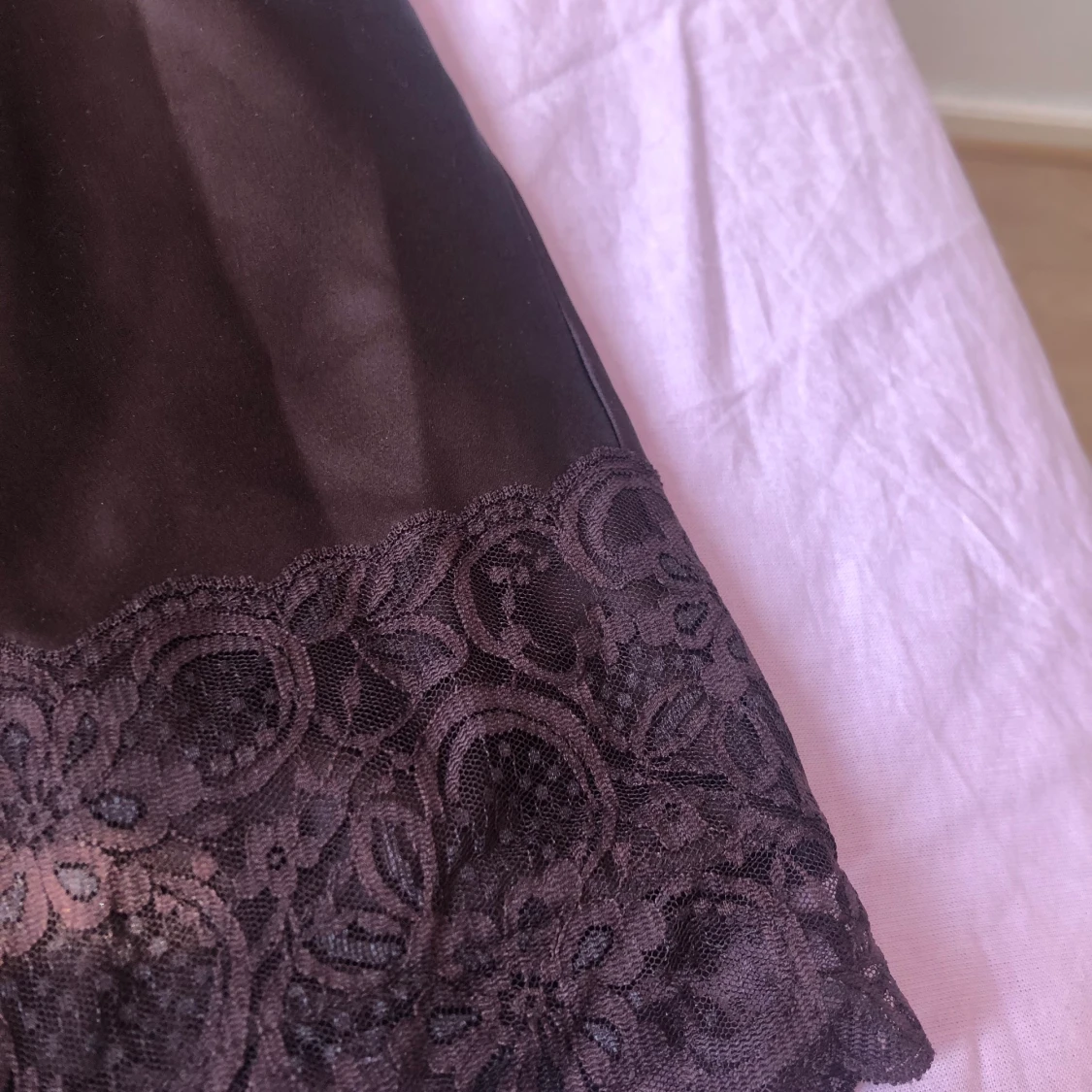 Brun satinkjol med slits  - 91