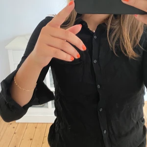 Svart skjorta - Svart skjorta men i mjukare material, för liten för mig