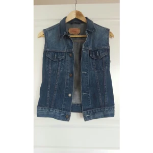  - Jeansväst från Levi's i snygg tvättning. Två bröstfickor.