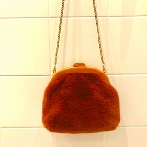 Väska från wos - Denna roströda väska från märket wos är i väldigt bra skick köptes för ca 1,5 år sedan. Ny pris ca 750kr säljs nu för 450kr +frakt💖 pris går att förhandla🌸