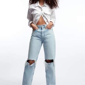 Säljer mina populära jeans från Gina tricot som är slutsålda, använda en gång så i fint skick!💕 frakt tillkommer, bud från 400! Nypris 599kr! BUDA I KOMMENTARERNA