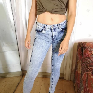 Shaping jeans - second skin! - Finaste ljusa jeansen! De är formande o i toppskick. Waist 28 längd 32 från Top shop: "Jaimie". Midjan mäter 71 cm exakt. Skynda fynda, de var tyvärr i minsta laget för mig!