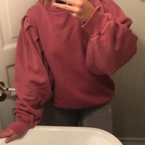 Zara tröja, storlek M - Pösiga ärmar med en fin urtvättas rosa färgton, oversize😍 BUDA!