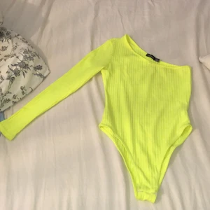 Tröja stl S - En cool neon tröja med en arm från boohoo i stl S