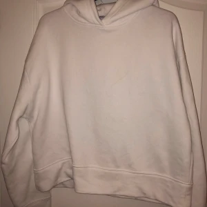 Vit hoodie - Vit hoodie köpt på Zara, storlek S. Använt fåtal gånger:))